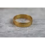 18ct yellow gold wedding band, width approximately 4.5mm, ring size N½
