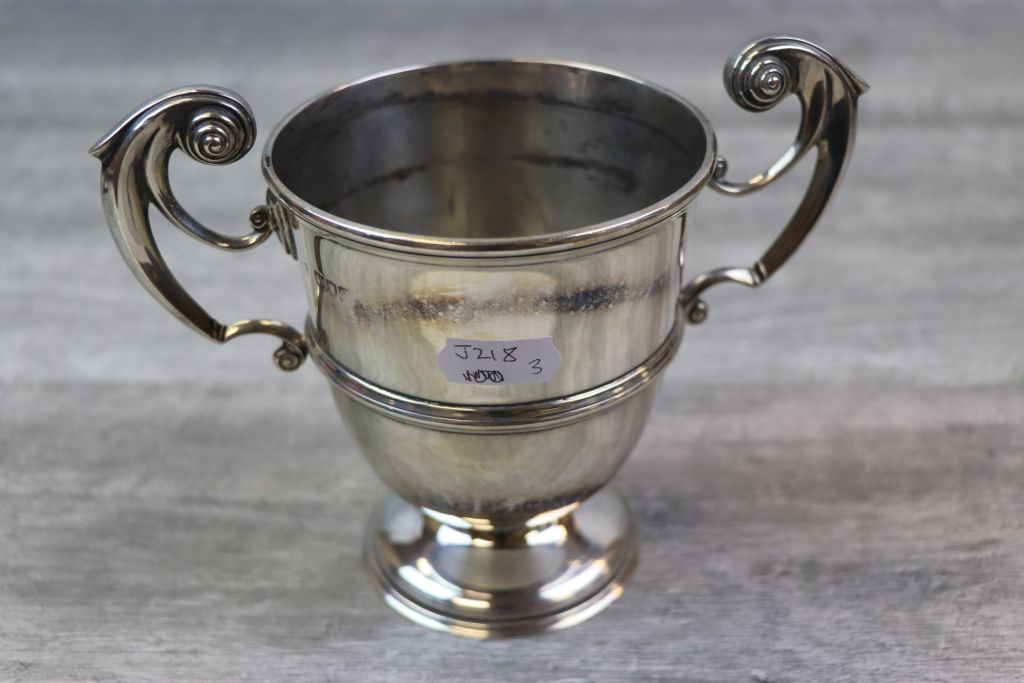 Edwardian silver twin handled trophy, fancy scrolled handles, Golf presentation inscription, - Image 3 of 4