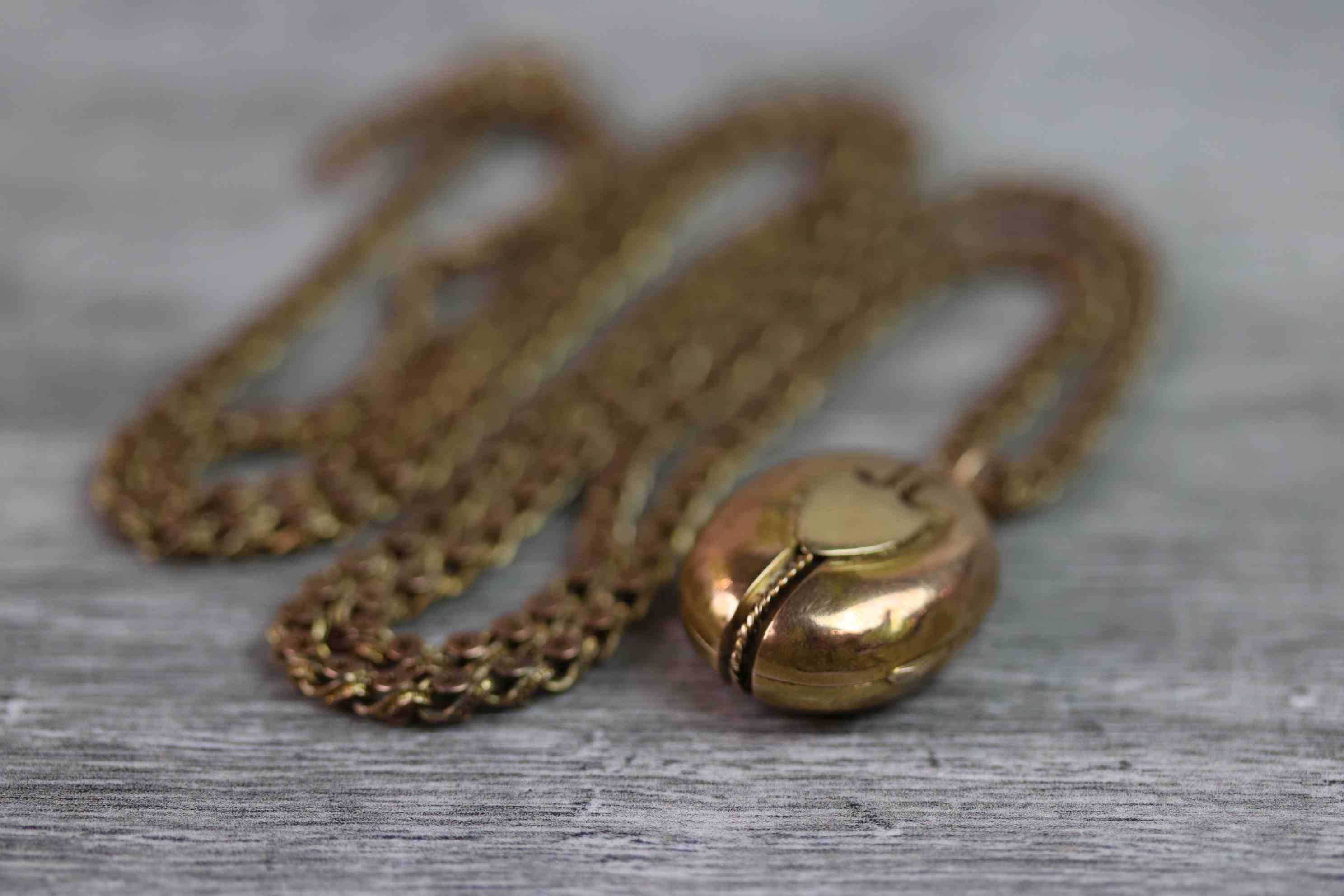 Victorian yellow metal oval locket pendant with blank shield cartouche to centre and rope twist - Image 5 of 6