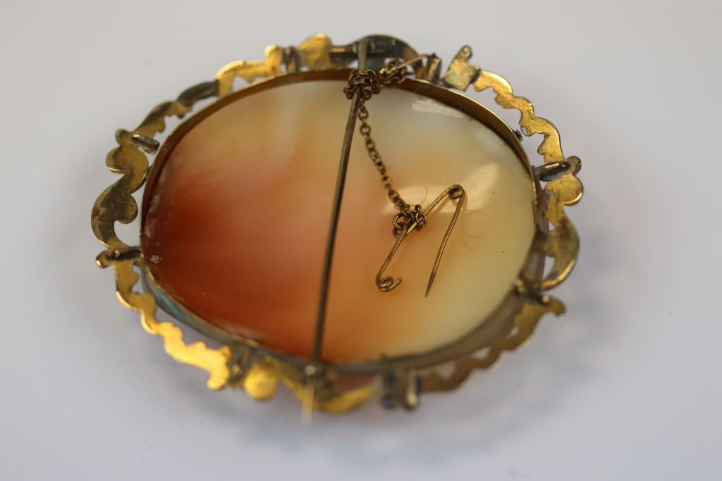 Large vintage "Three Graces" Cameo brooch with yellow metal mount and in a vintage jewellery box - Image 5 of 5