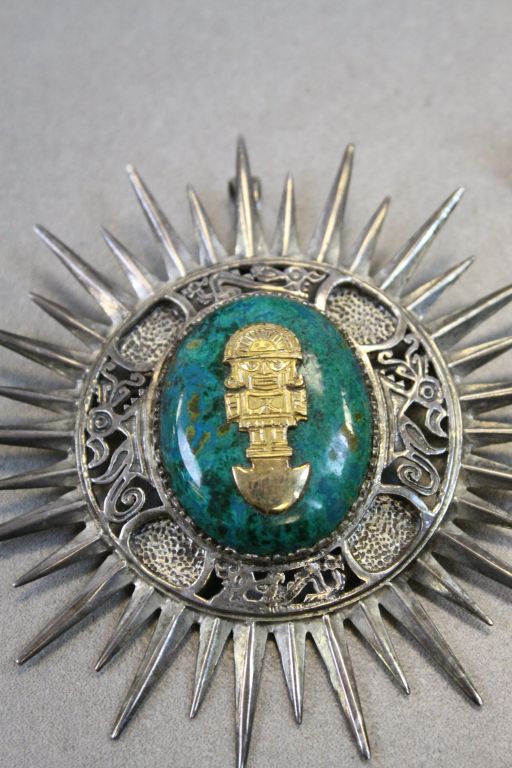 Peruvian Gold, Silver & Chrysolla Sun shaped pendant/ brooch and a pair of Silver & Gold Peruvian - Image 3 of 3