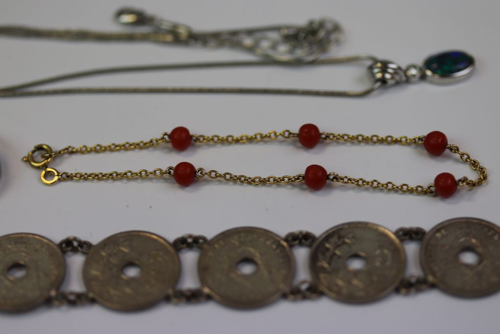 Small collection of vintage Jewellery to include a coin bracelet, Yellow metal necklace, Silver etc - Image 5 of 5