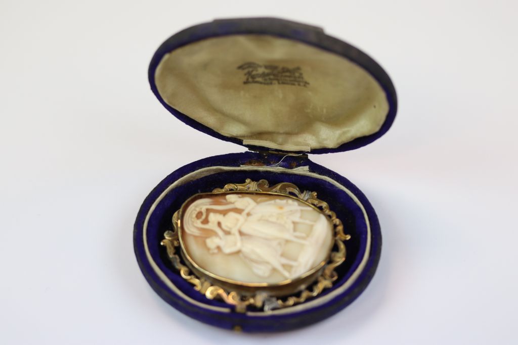 Large vintage "Three Graces" Cameo brooch with yellow metal mount and in a vintage jewellery box