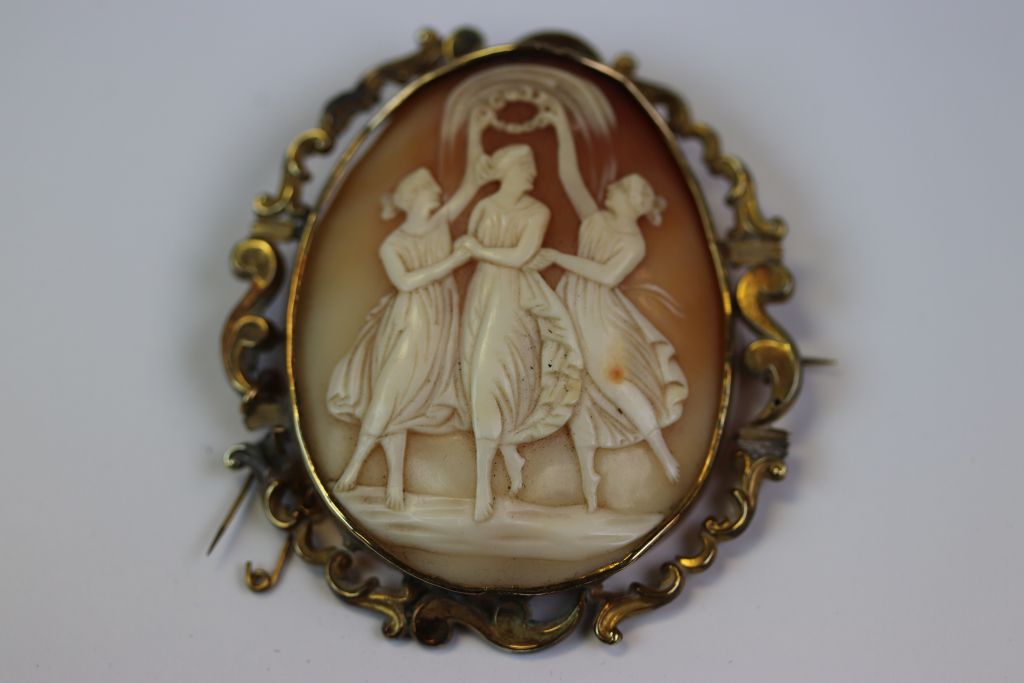 Large vintage "Three Graces" Cameo brooch with yellow metal mount and in a vintage jewellery box - Image 3 of 5