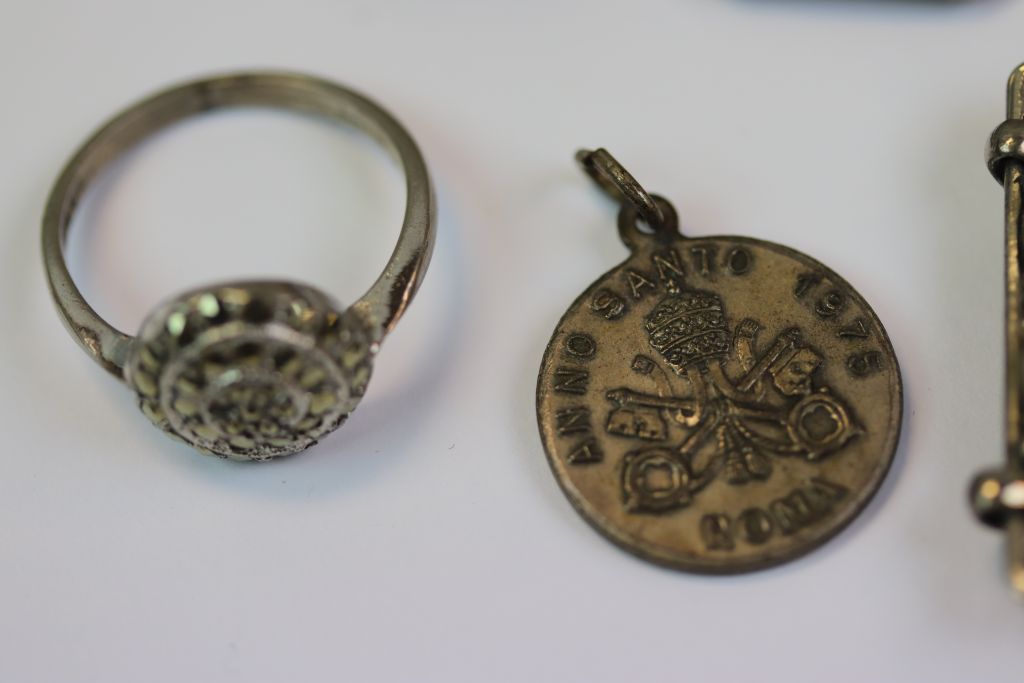 Collection of vintage jewellery to include Silver & Oriental - Image 6 of 7