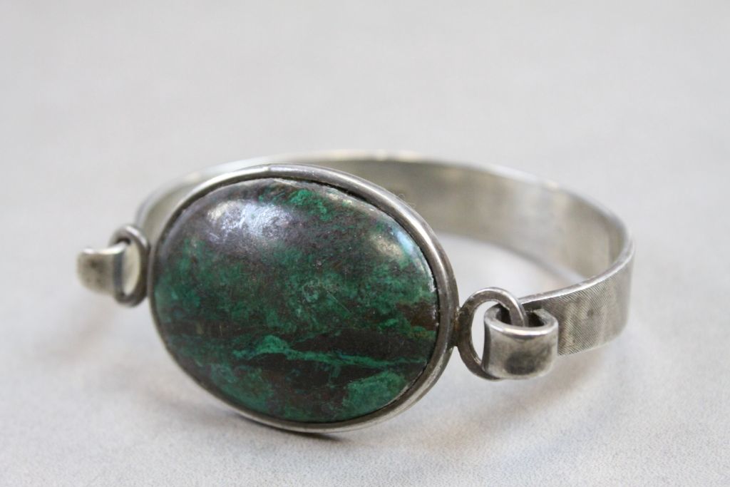 Vintage hallmarked Peruvian Silver bracelet with Turquoise panel to the hinged front - Image 2 of 2