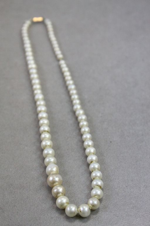 Simulated Pearl necklace with 9ct Gold clasp