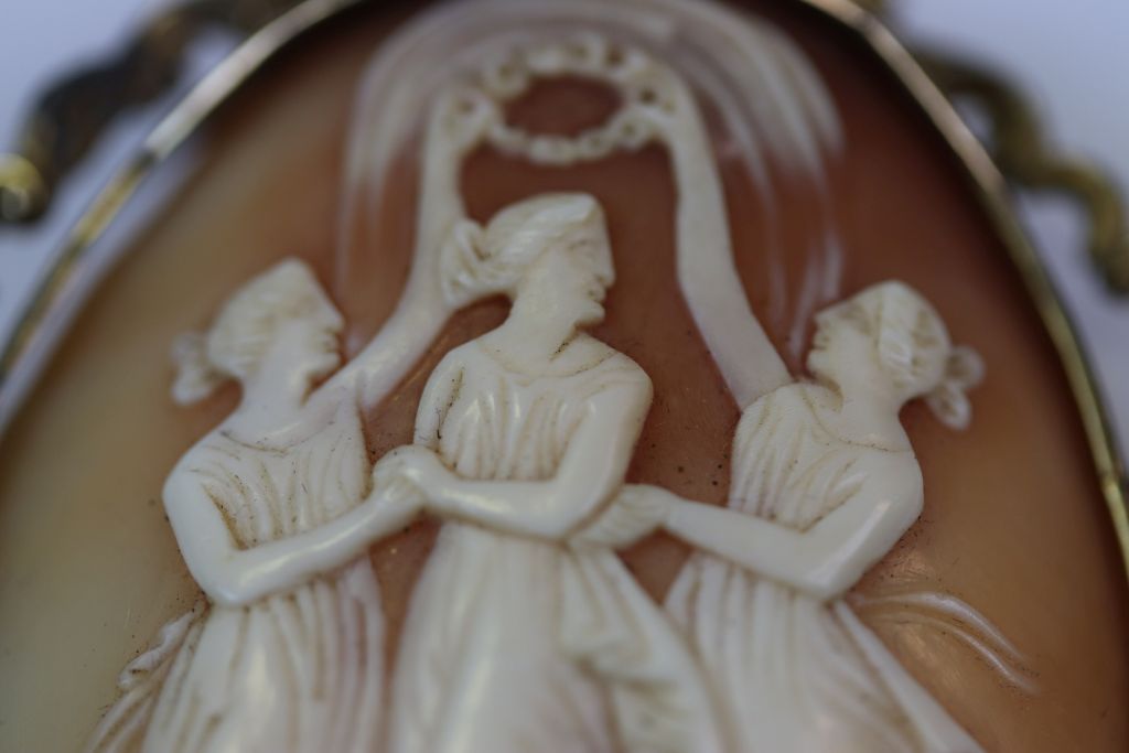 Large vintage "Three Graces" Cameo brooch with yellow metal mount and in a vintage jewellery box - Image 4 of 5