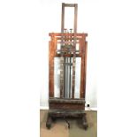 Late 19th/early 20th century oak studio easel, with a twin rack and pinion adjusting mechanism and
