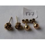 wo pairs of 9ct earrings 2.4g