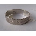 An engraved and textured hinged silver bangle 45g