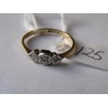 18ct gold three stone diamond ring 'O'