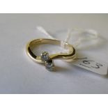 9ct two stone diamond twist ring: Diamonds 0.20pts in total approx size 'P'