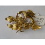 Good antique gold brooch 5cm wide depicting a bird in a tree 9.8g