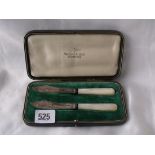 Pair of boxed butter knives with mob handles Sheff.1918 By WH