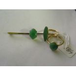 15ct gold jade set bar brooch and two gold mounted jade rings