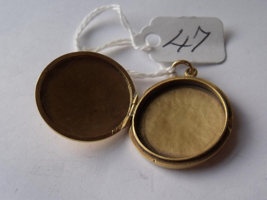 Plain 9ct oval locket 2.5cm dia 6g - Image 2 of 3