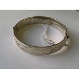 Scroll engraved hinged silver bangle 23.8g