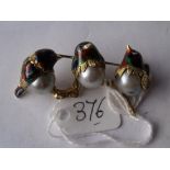 A DELIGHTFUL PEARL AND ENAMEL 18ct gold mounted bird brooch 4.5cm wide 15.4g inc