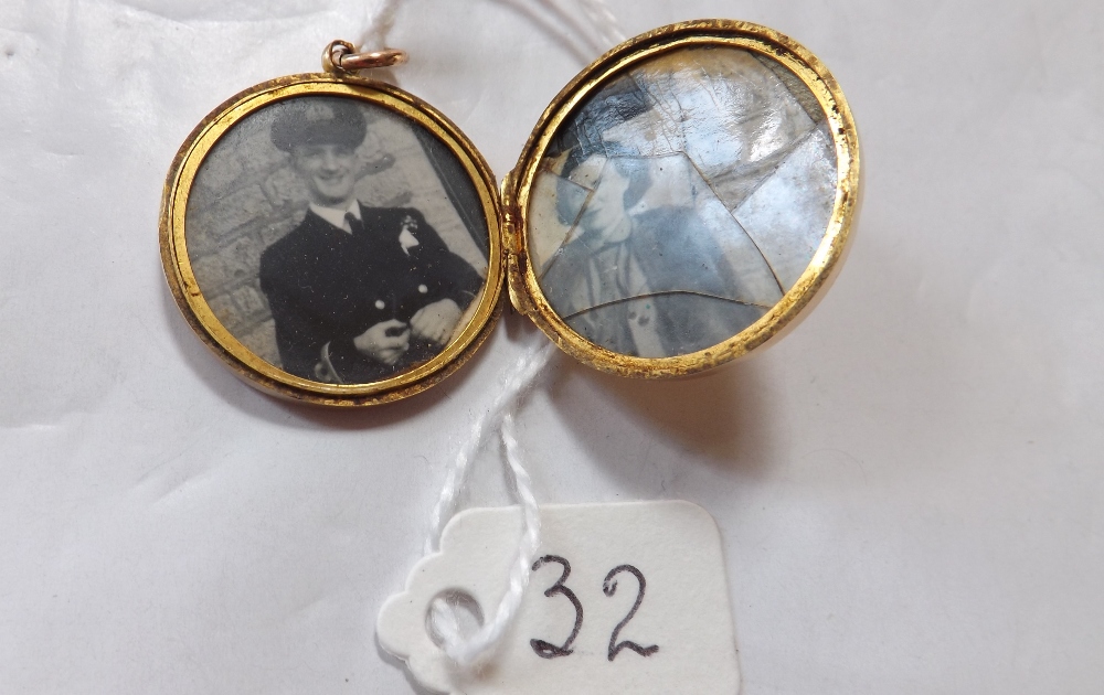 Antique 15ct gold chased circular locket. - Image 3 of 3