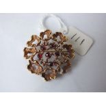 9ct garnet set flower wreath brooch 3.5cm dia 8g