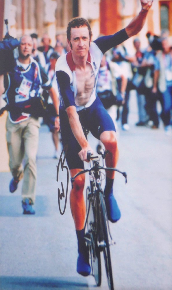 Cycling, autographs of Bradley Wiggins and Lance Armstrong. A 12 x 8in signed photo of Bradley