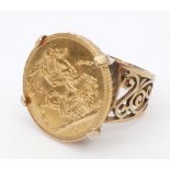 George V gold sovereign, 1914, mounted in 9ct gold ring. Total weight 15.1g