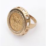 George V gold sovereign, 1914, mounted in 9ct gold ring. Total weight 11.2g