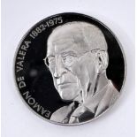 1975 Platinum Éamon de Valera commemorative medal by Spink. A platinum commemorative medal,