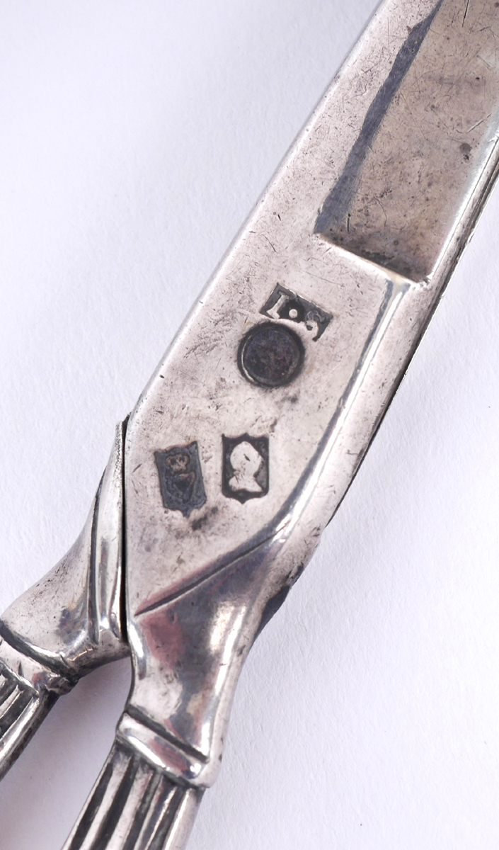 A pair of George III Irish silver grape scissors. The rings mounted to bunches of grapes and - Image 3 of 3