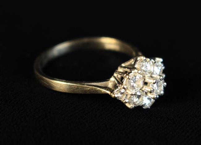 A Pretty Nine Stone Diamond & 18 Carat Gold Ring.