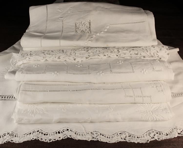 A Collection of Fine Quality Vintage Linen Bed Sheets (8).