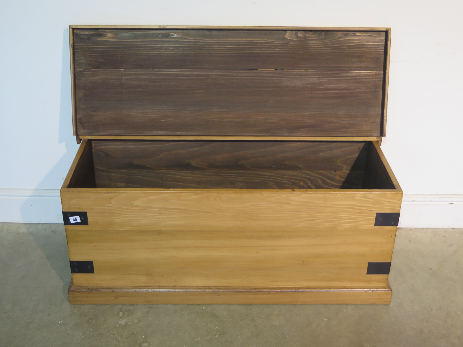 A cedar blanket chest - Width 108cm x Height 45cm - Image 2 of 2