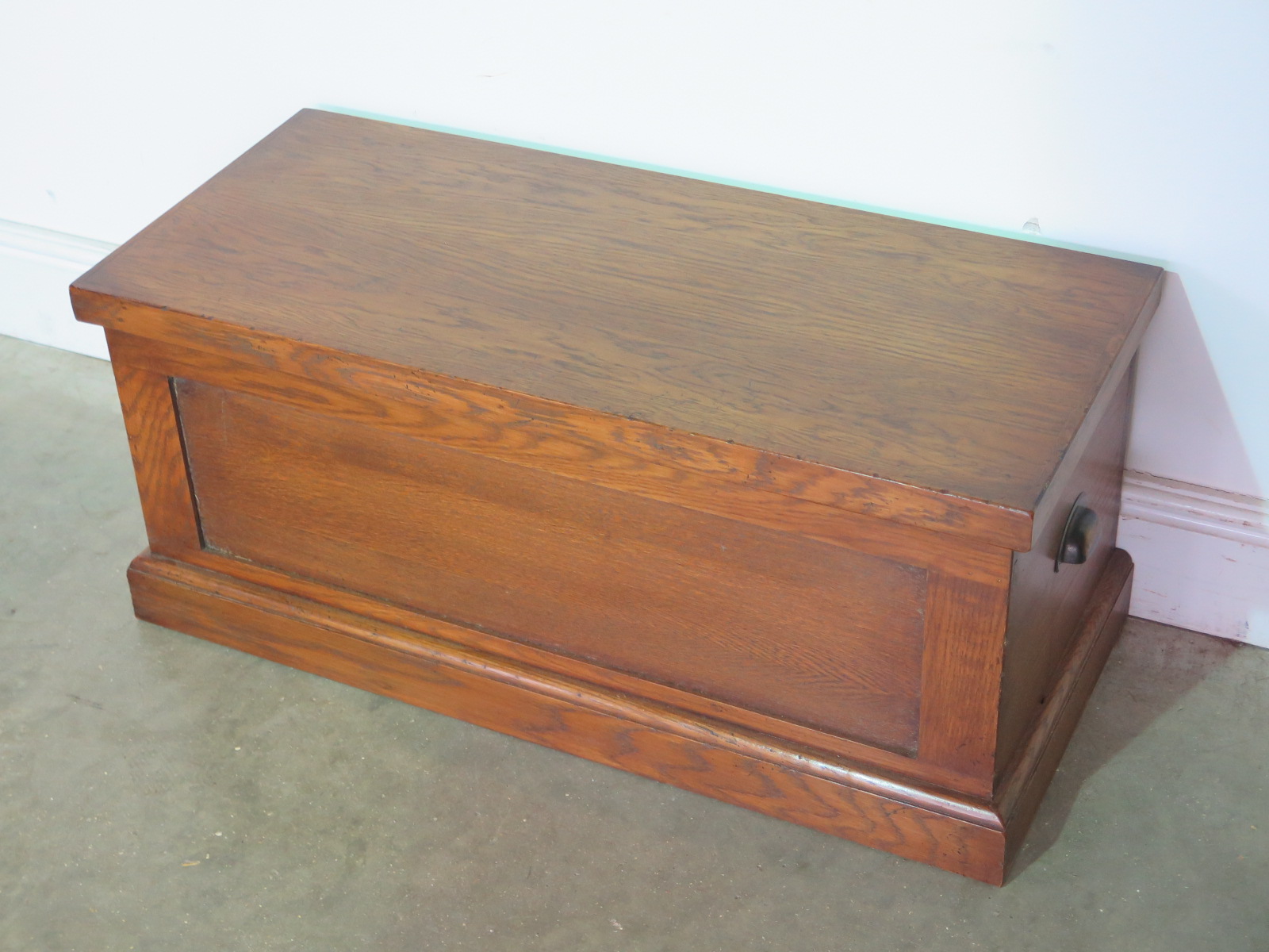 An oak storage trunk - Width 85cm x Height 38cm