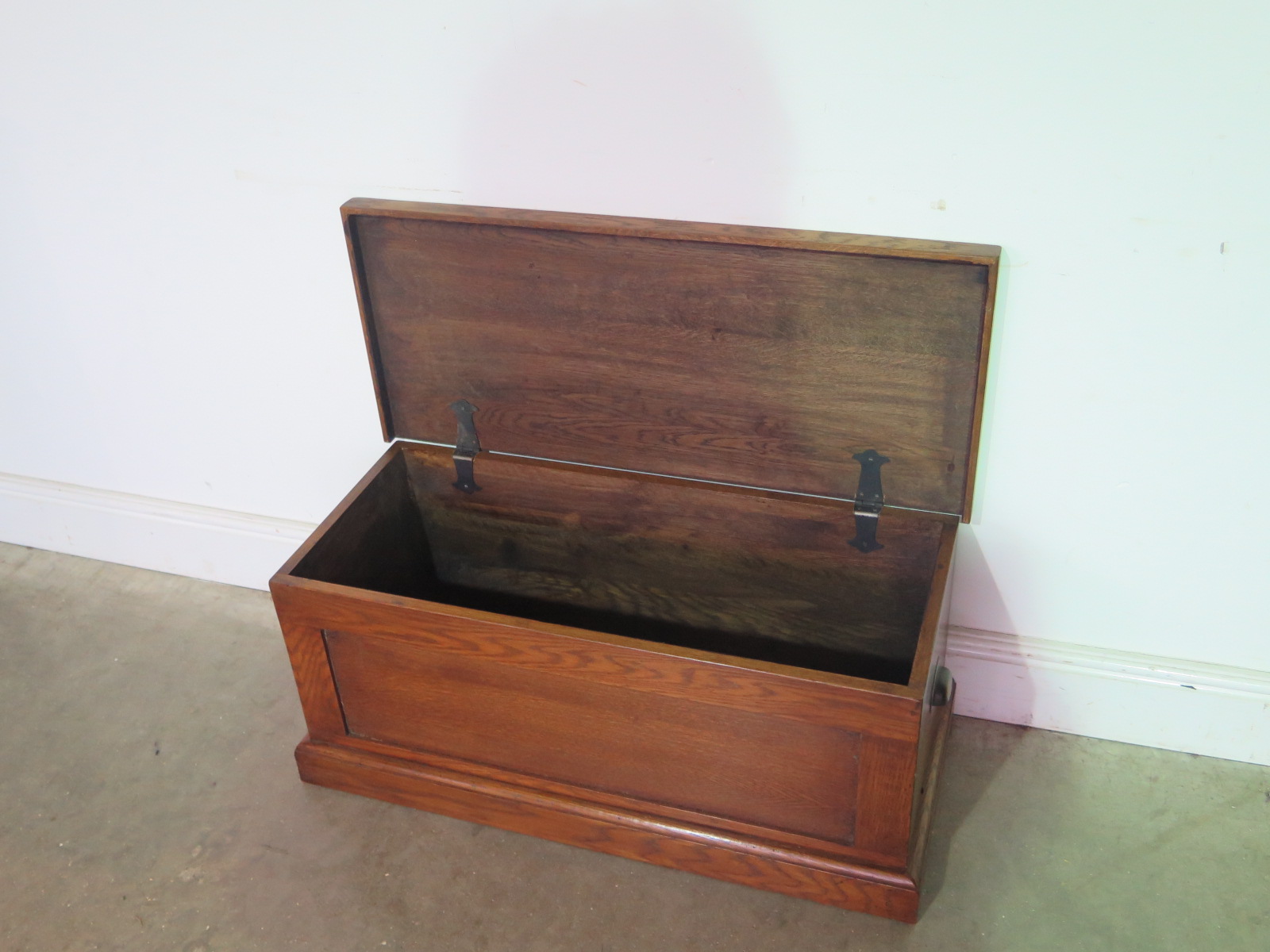 An oak storage trunk - Width 85cm x Height 38cm - Image 2 of 2