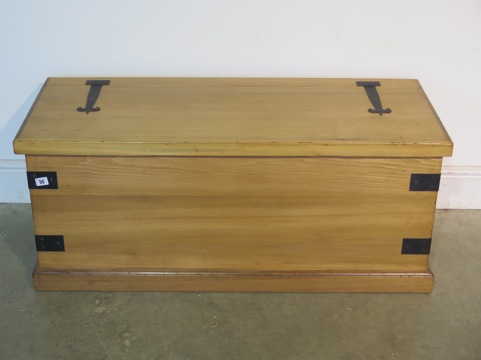 A cedar blanket chest - Width 108cm x Height 45cm