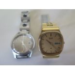 A gentleman's Seiko automatic wristwatch with silvered dial and baton markers, center sweep seconds,