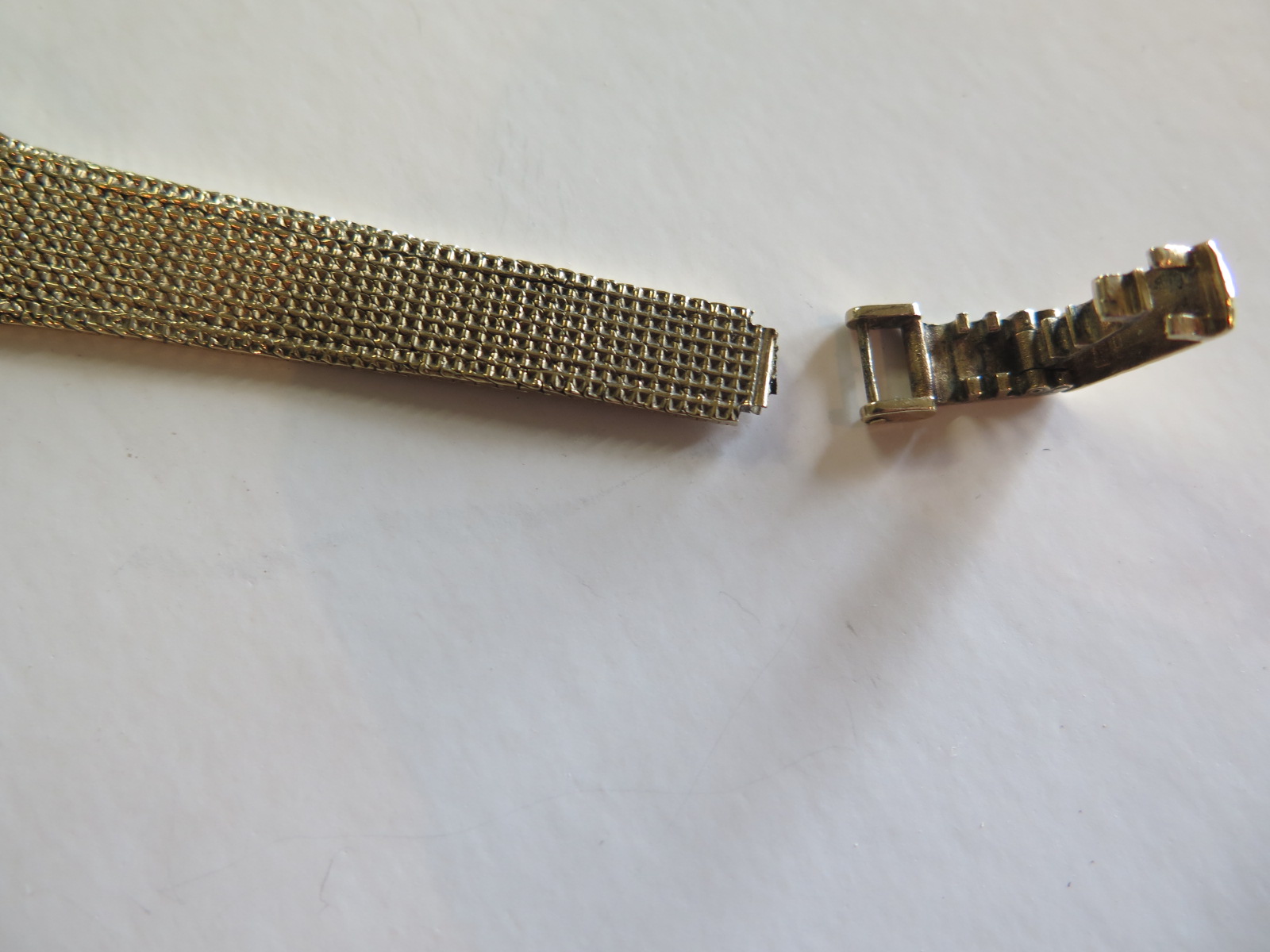 A ladies 9ct gold Omega wrist watch with oval silvered dial - 650 watch movement winding crown loose - Image 5 of 5