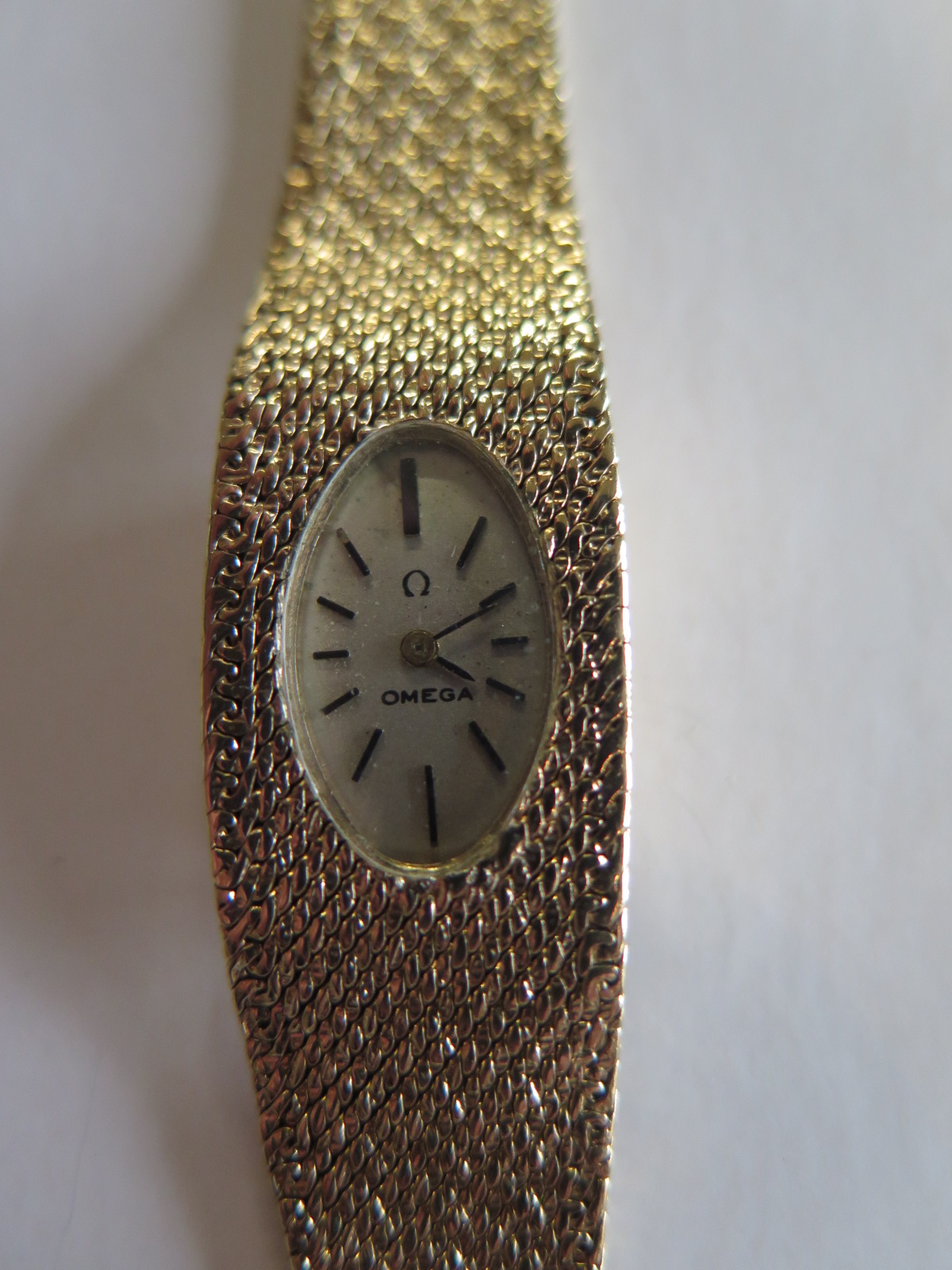 A ladies 9ct gold Omega wrist watch with oval silvered dial - 650 watch movement winding crown loose - Image 2 of 5