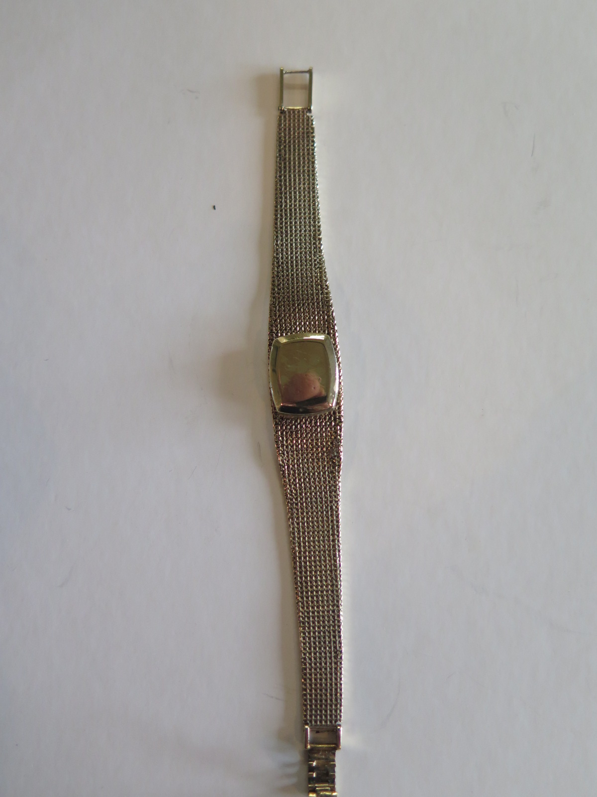 A ladies 9ct gold Omega wrist watch with oval silvered dial - 650 watch movement winding crown loose - Image 3 of 5