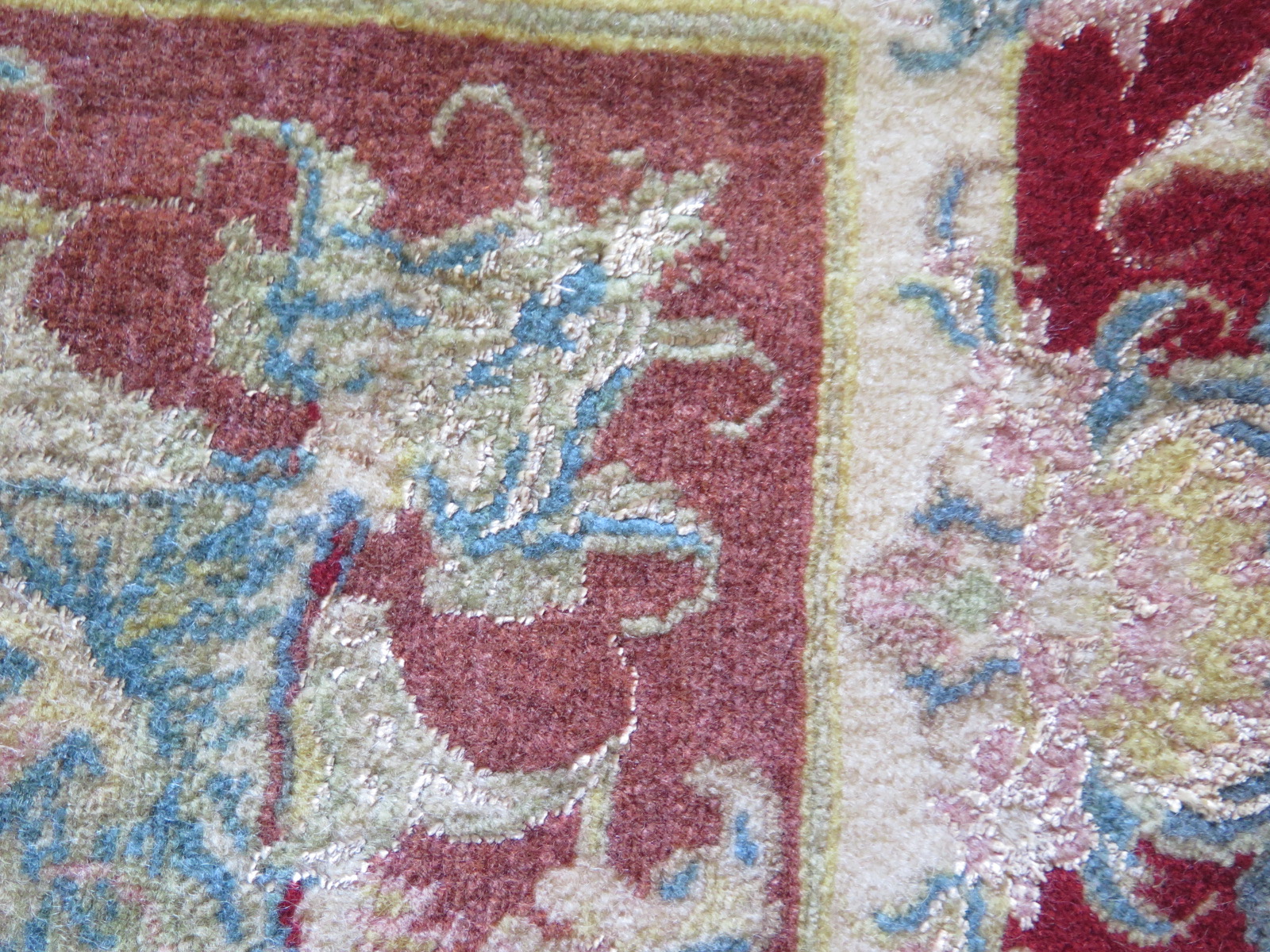 A hand knotted woollen Fine Tabriz, 500 knots per square inch , silk inlaid - 1.63m x 1.07m - Image 4 of 4