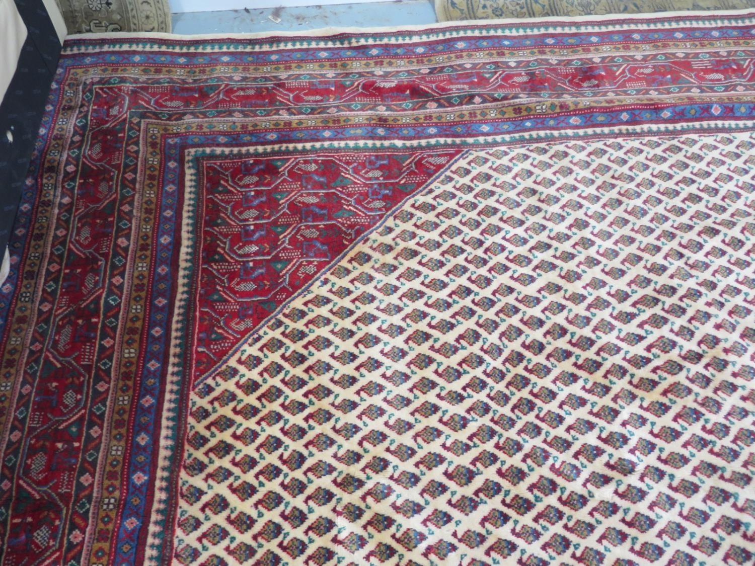 A hand knotted woollen Araak rug - size 4.30m x 3.22m - Image 4 of 6