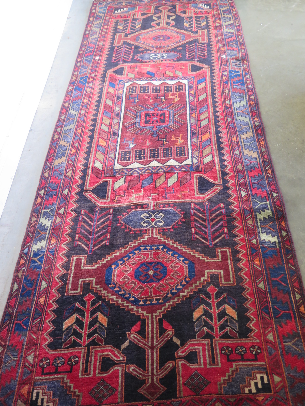 A hand knotted woollen Hamadan rug - 3.23m x 1.22m