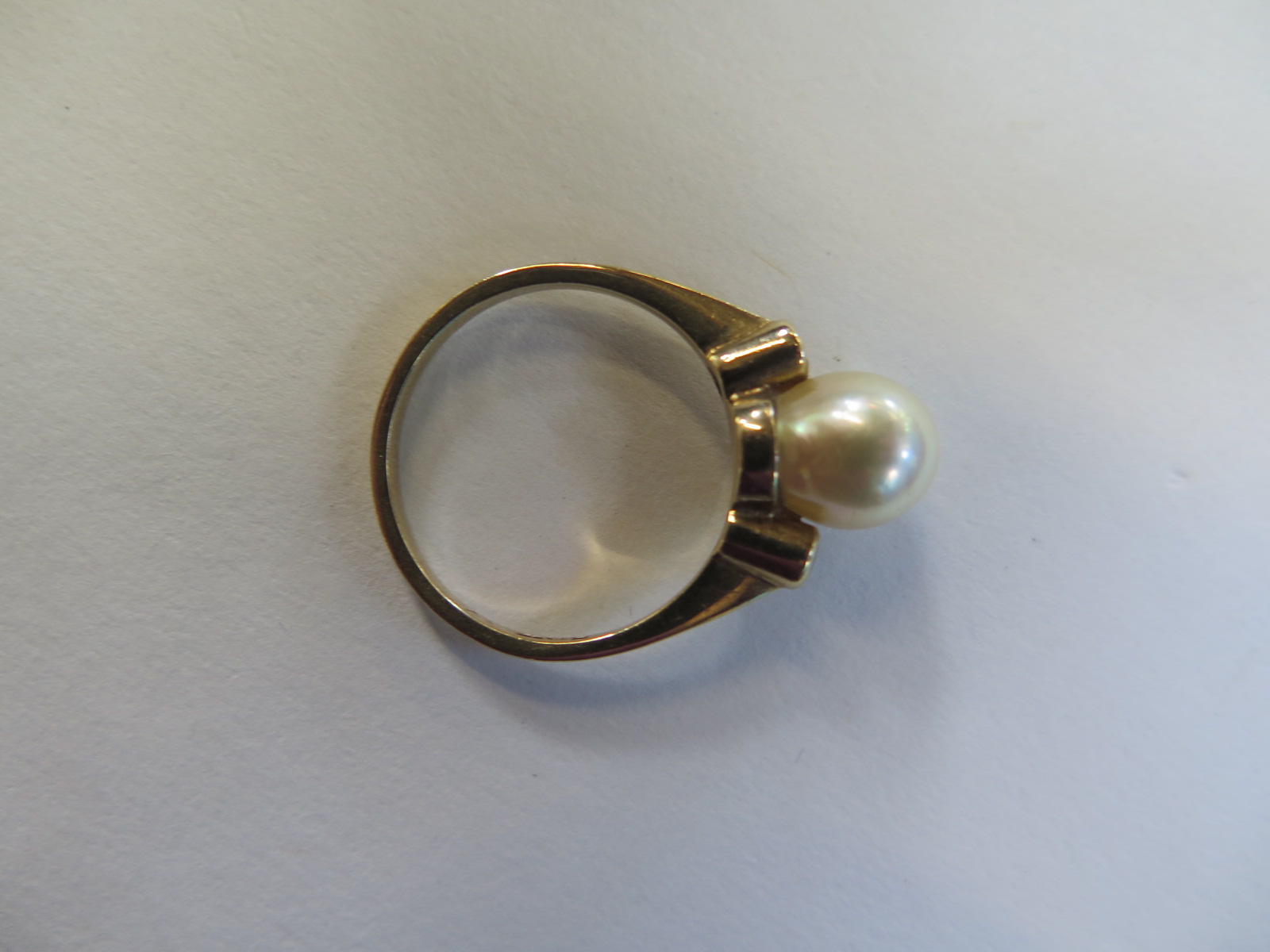 A hallmarked 9ct yellow gold pearl and diamond ring - size P, approx 3.5 grams - pearl 7x8mm - Image 2 of 2