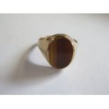 A hallmarked 9ct yellow gold tigers eye quartz signet ring, size Z - approx 6.2 grams - has been