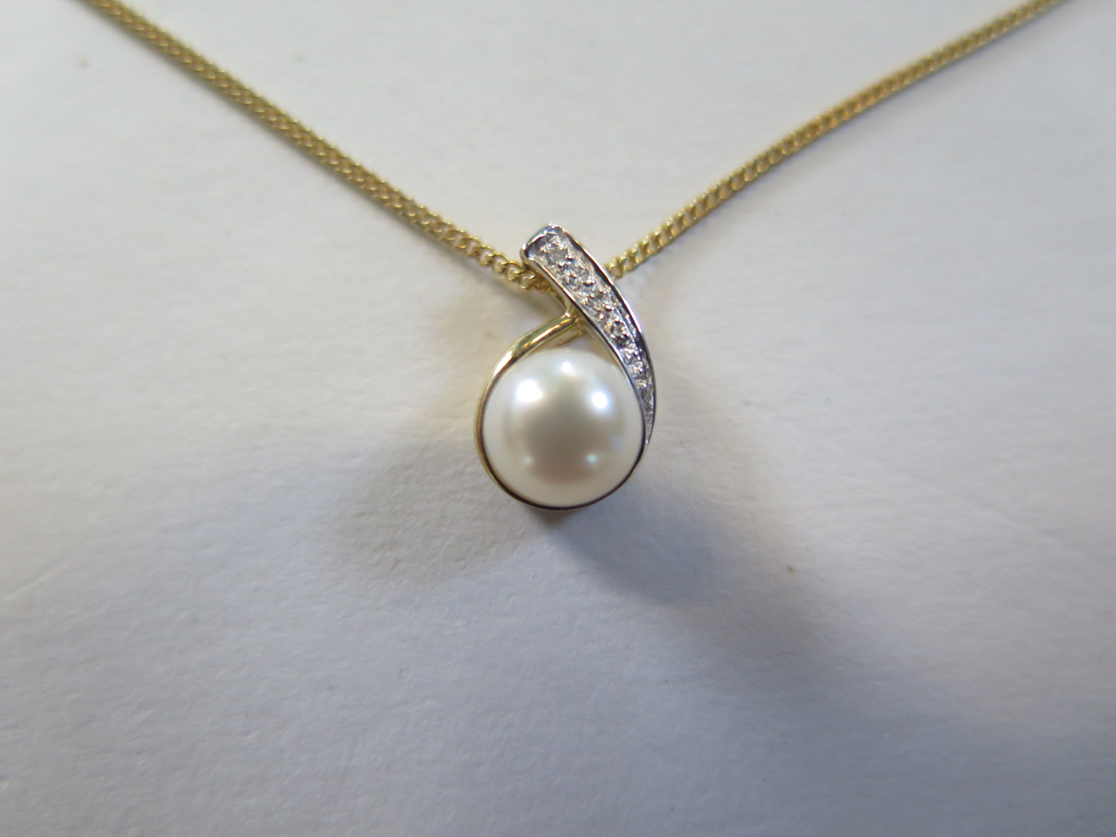 A 9ct yellow gold pearl and single diamond pendant on 9ct yellow gold chain, 44cm long, pearl approx - Image 2 of 2