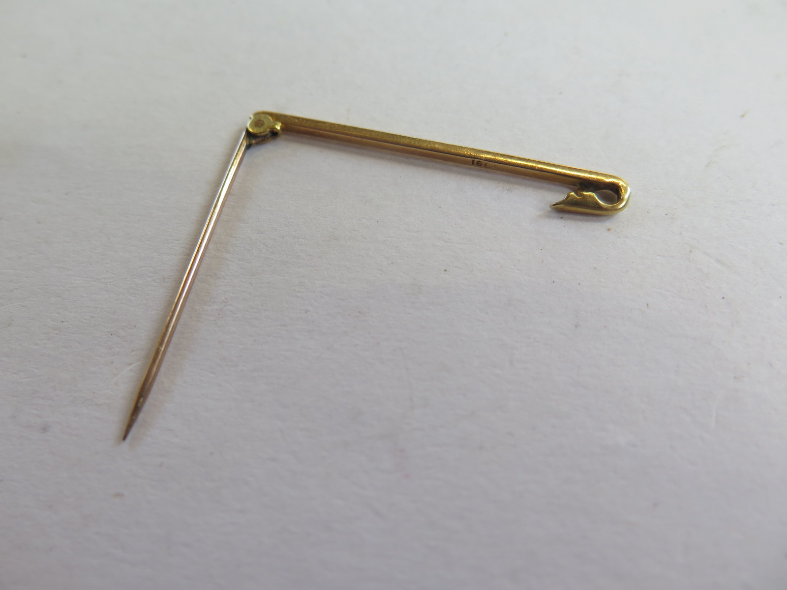 A 15ct gold bar brooch, 38mm long, approx 1.4 grams, good condition, marked 15ct - Image 2 of 2