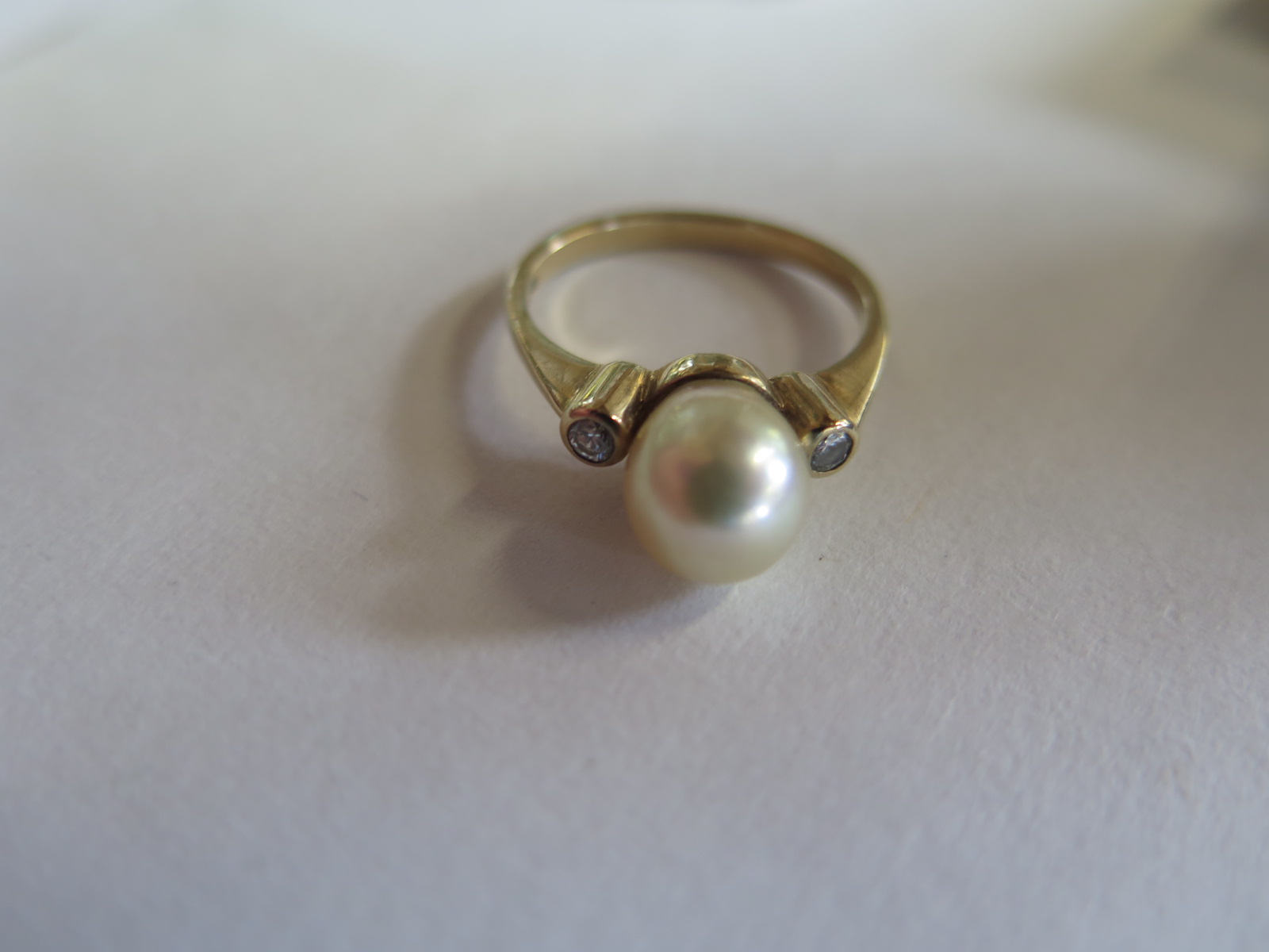 A hallmarked 9ct yellow gold pearl and diamond ring - size P, approx 3.5 grams - pearl 7x8mm