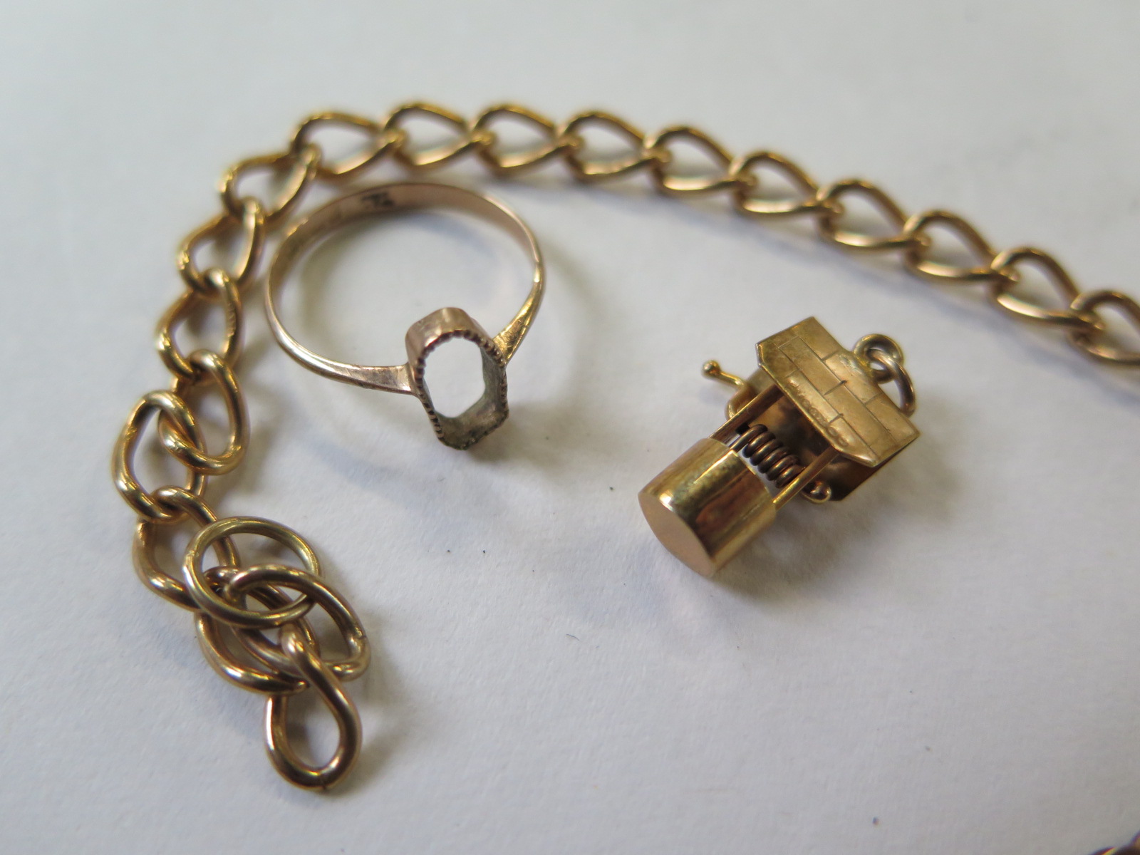 A 9ct hallmarked gold chain, 17cm long, a hallmarked 9ct gold charm, a 9ct gold ring missing its - Image 3 of 4