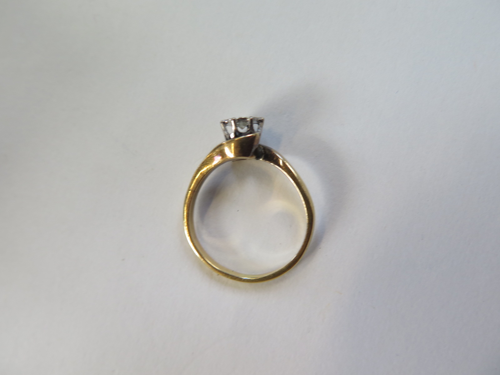 An 18ct yellow gold illusion set diamond solitaire ring marked 18ct - size P - approx 4 grams - - Image 3 of 3